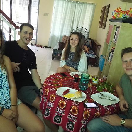 Happy To Mingle Airport Hostel Manila Paranaque City Экстерьер фото